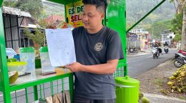 Fadzal Avista salah satu pedagang es kelapa muda yang ada di bibir Telaga Ngebel saat menunjukkan surat penertiban dari PJT I. 