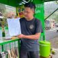 Fadzal Avista salah satu pedagang es kelapa muda yang ada di bibir Telaga Ngebel saat menunjukkan surat penertiban dari PJT I. 