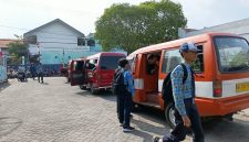  Pelajar Naik Angkutan Untuk Sekolah.
