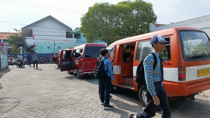  Pelajar Naik Angkutan Untuk Sekolah.